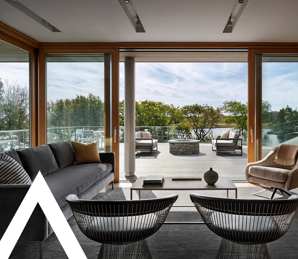 Intérieur du salon d'un maison moderne avec vue sur terrasse